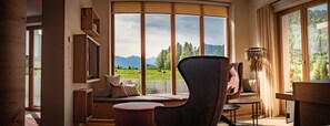 Chalet Auszeit ****S  - Wohnzimmer mit Panoramafenster