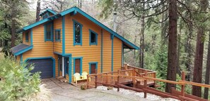 Grass Valley Treehouse front entrance down the sloped driveway