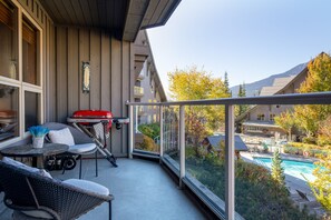 Balcony - Epic view onto the gorgeous pool and Blackcomb mountain, BBQ Grill
