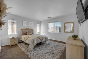 Master bedroom Queen bed 