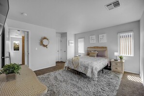 Master bedroom Queen bed