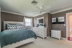 Guest Bedroom with Queen size bed