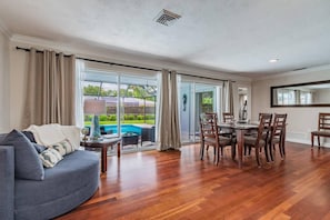 Living Room with dinning area