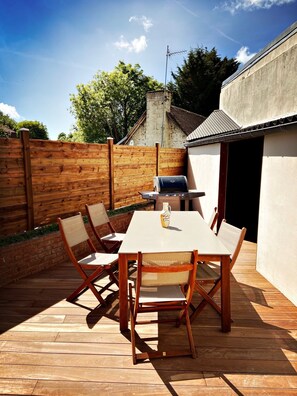 terrasse avec barbecue et cuisine d été