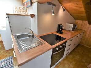 Comptoir, Cabinetry, Evier, Propriété, Robinet, Cuisine, Appareil De Cuisine, Électroménager, Évier, Luminaire Plomberie