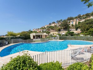 L'Eau, Ciel, Plante, Propriété, Piscine, Bâtiment, Bleu Azur, Arbre, Rectangle, Mobilier De Jardin