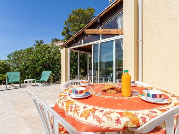 Table, Furniture, Property, Sky, Building, Chair, Tableware, Window, Outdoor Table, Outdoor Furniture