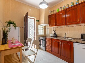 Cabinetry, Pflanze, Eigentum, Möbel, Countertop, Blumentopf, Küchengerät, Holz, Küche, Haushaltsgerät
