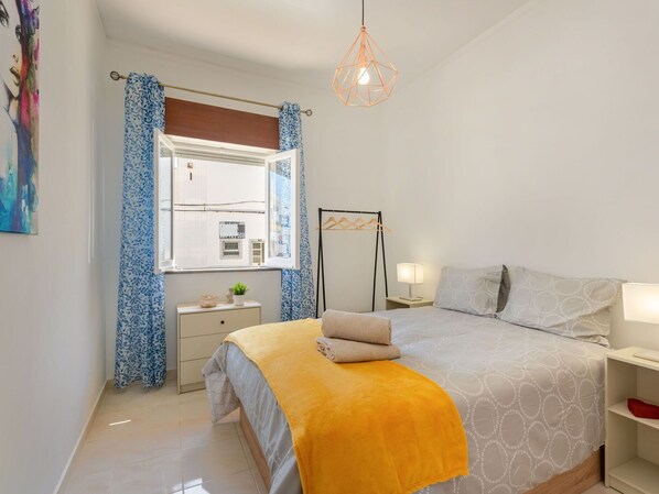 Möbel, Gebäude, Komfort, Blau, Holz, Beleuchtung, Orange, Bett, Interior Design