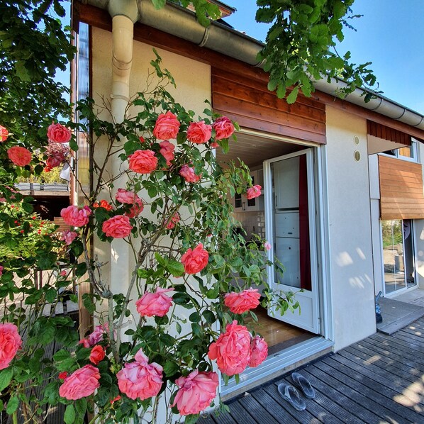 Vue vers la cuisine de plain pied depuis votre terrasse privative de 60m2.