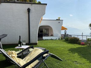 Himmel, Pflanze, Eigentum, Wolke, Gebäude, Schatten, Gras, Tabelle, Gartenmöbel, Freizeit