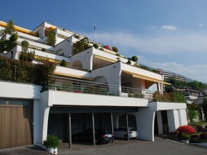 Himmel, Pflanze, Gebäude, Wolke, Schatten, Urban Design, Eigentumswohnung, Wohngebiet, Fassade, Freizeit