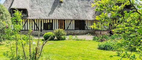 Plante, Nuage, Propriété, Bâtiment, Fenêtre, Ciel, Vert, Feuille, Paysage Naturel, Arbre