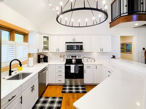 Cooking in this beautiful and modern kitchen will be a pleasure