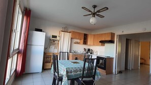 view of the living room & kitchen