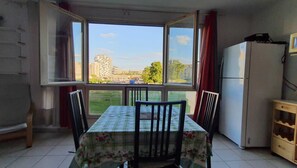 the living room with view on the Park and the river bank