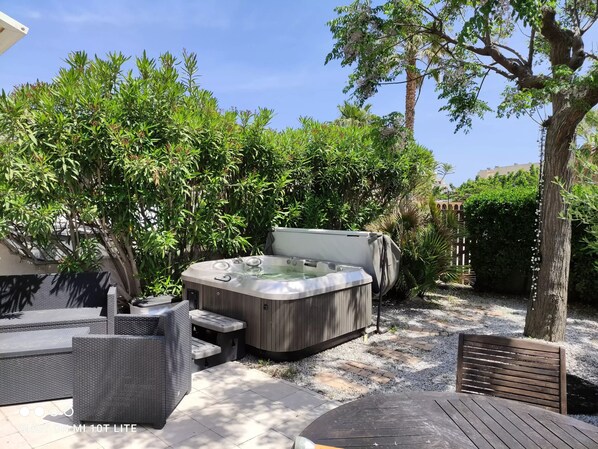 Outdoor spa tub