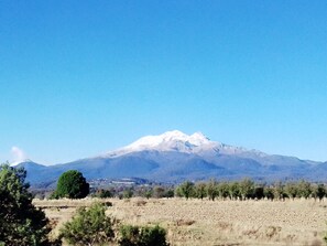 El Iztaccihualt se ve desde la casa, foto tomada desde lugar cercano