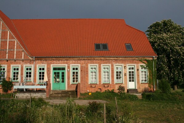 Außenseite Ferienhaus [Sommer]