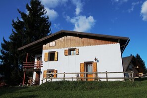 Stugans exteriör [sommar]