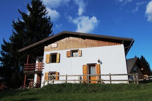 Außenseite Ferienhaus [Sommer]