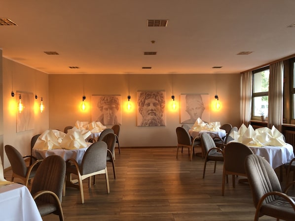 Have a perfect dinner with 10 percent discount in the Greek restaurant. 