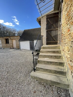 Entrée de la maison 
Quelques marchés et vous y êtes ……