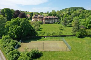 Luftaufnahme mit Tennisplatz (kostenlos nutzbar!)