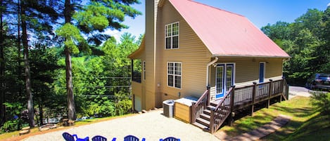 Smoky Hill Top Cabin with patio area for relaxing and bird watching