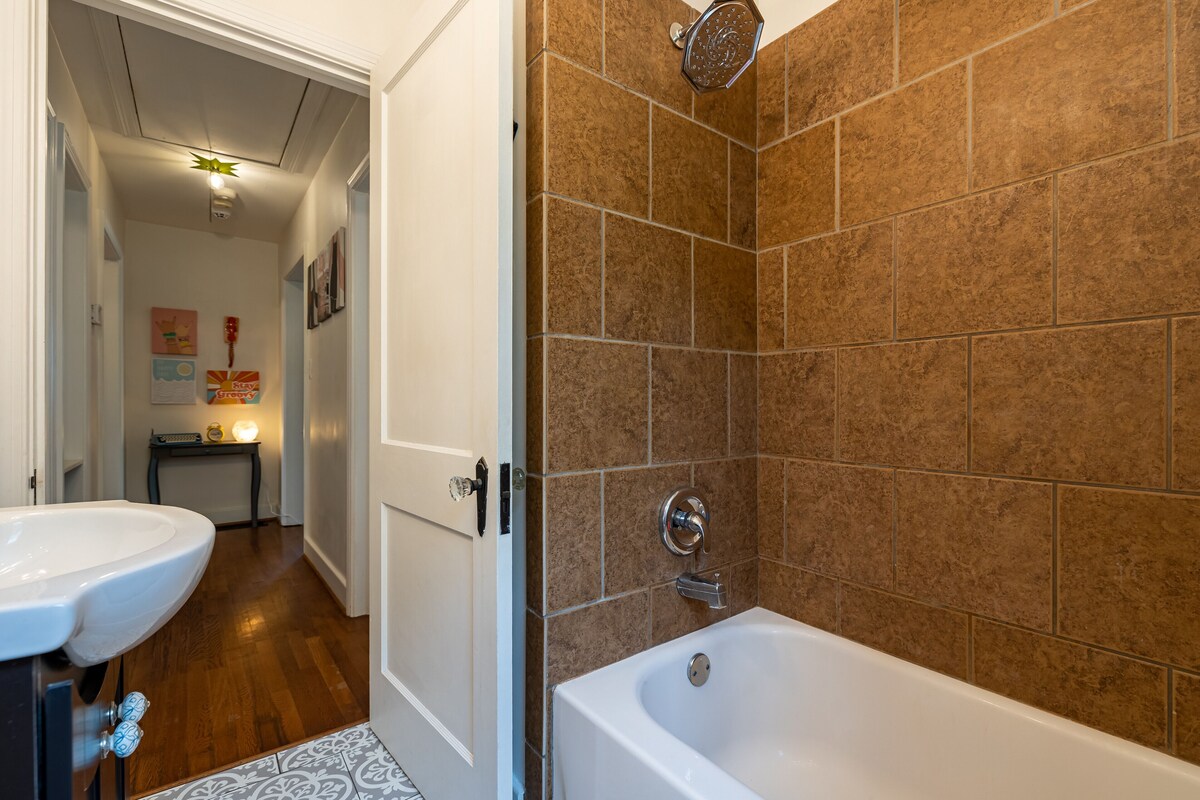 NEW! Cheerful 2 bd bungalow with hot tub. Must see!