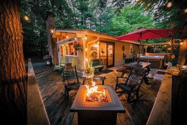 Outdoor Space 

Fire pit * Hot Tub * Private Setting

Photo by 
Chris Daniele