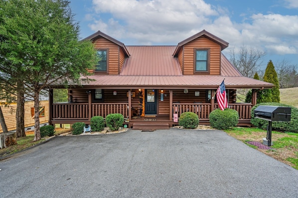 Welcome to your home away from home! This beautifully designed 3-bedroom, 3.5-bathroom residence offers the perfect blend of comfort, style, and convenience, making it ideal for families, groups, and pet lovers.