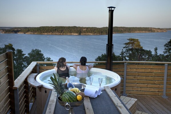 Outdoor spa tub