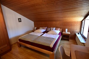 Gemütliches Schlafzimmer mit Doppelbett und Schreibtisch