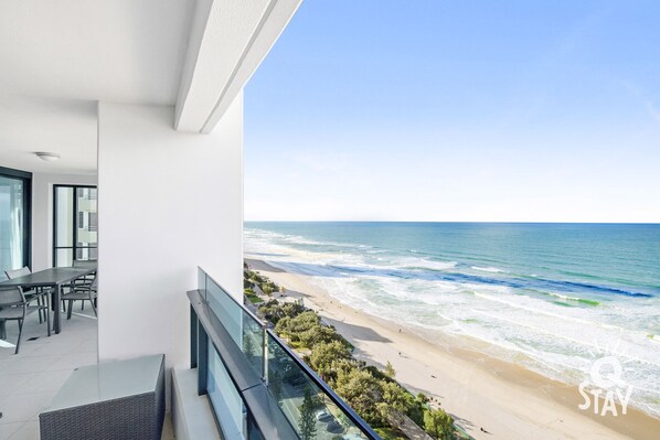 Balcony area boasts of stunning view of the ocean ☀️