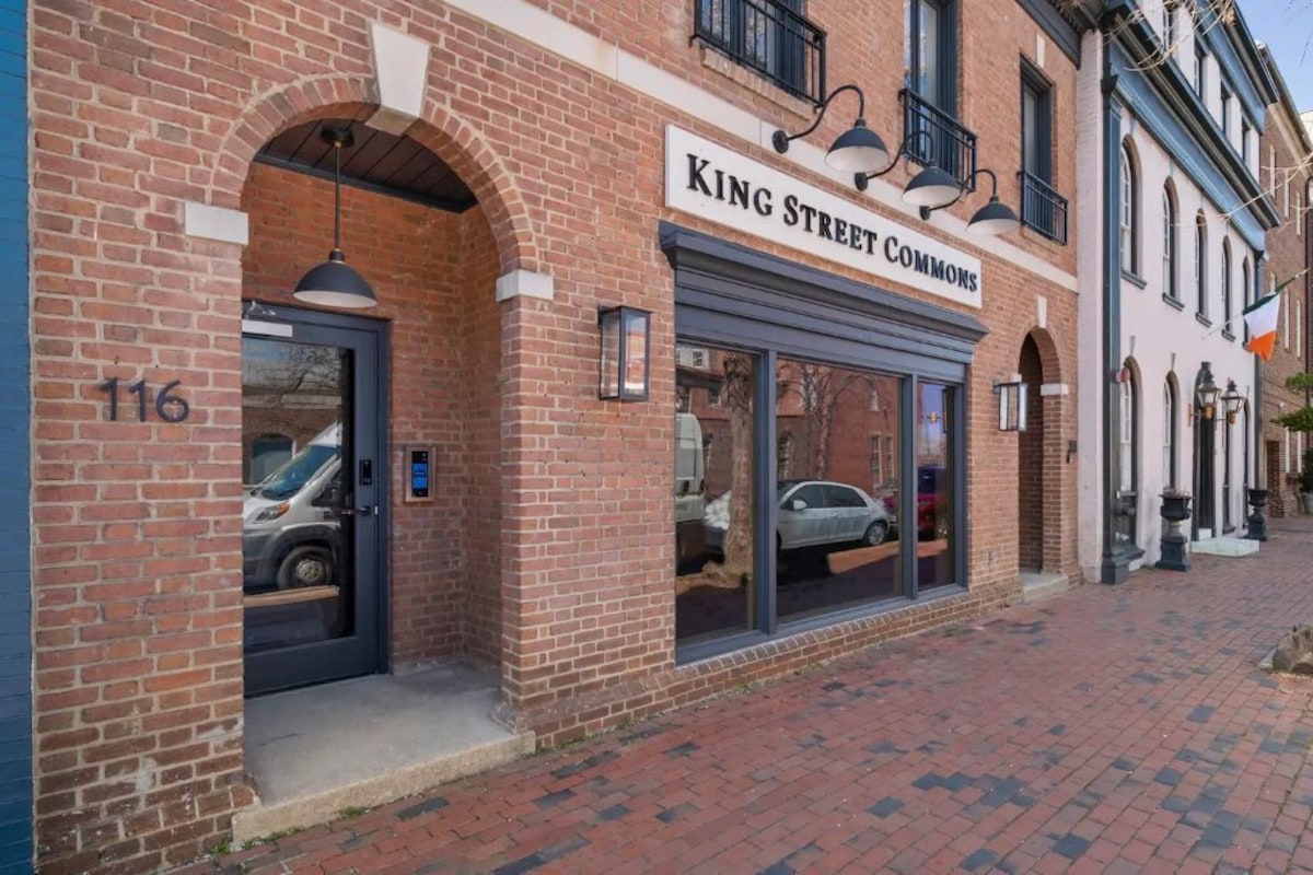 ★1/2 Block to King Street, King Bed ~ Free Parking★