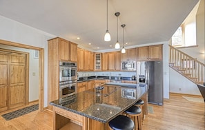 Well stocked kitchen w/ everything you need for a gourmet (or very simple) meal