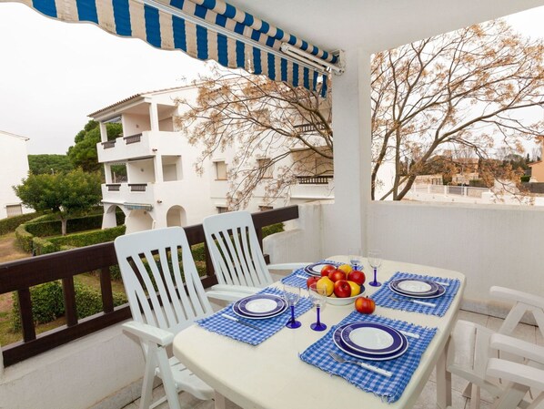 Table, Propriété, Meubles, Fenêtre, Blanc, Bâtiment, Produit, Plante, Bleu, Chaise