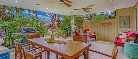 300 ft ² covered lanai 200 feet from ocean. Dining, grilling, lounging. Aloha!