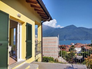 Himmel, Gebäude, Pflanze, Eigentum, Azurblau, Berg, Die Architektur, Wolke, Schatten, Fenster