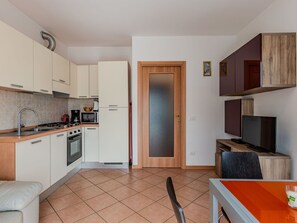 Cabinetry, Möbel, Countertop, Haushaltsgerät, Holz, Küche, Interior Design, Herd, Flooring, Fussboden