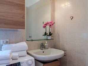 Zapfhahn, Armatur, Spiegel, Bad Sink, Sinken, Eigentum, Gebäude, Badezimmer, Pflanze, Lila