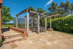 Outside Edge, Burnham Deepdale: Outdoor barbecue area