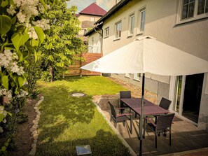 Ferienwohnung (75 qm) mit eigener Terrasse-Eigene private Terrasse mitGartenanteil