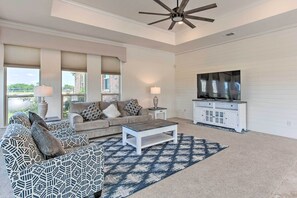 Living Room | Queen Sleeper Sofa | Smart TV | Free WiFi  | Central A/C & Heating