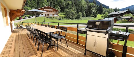 Terrasse privée avec mobilier de jardin et barbecue