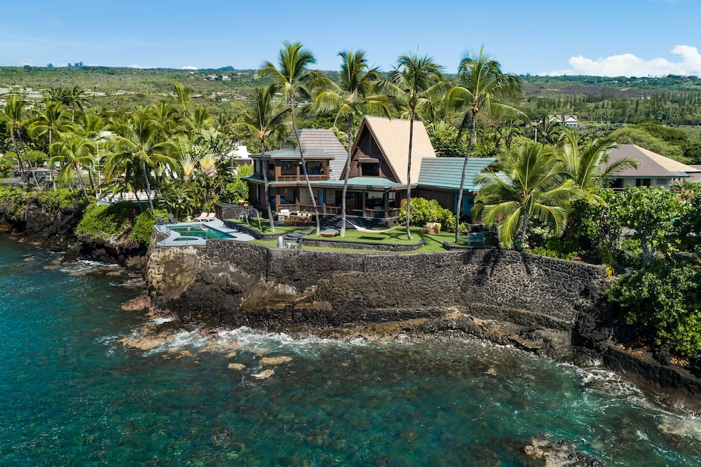 Kailua-Kona Luxury Oceanfront Vacation Home