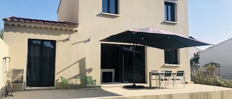 Grande terrasse avec barbecue 