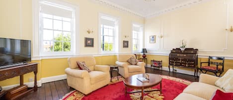 Spacious, comfortable, relaxing! Impressive stucco plasterwork on the ceiling...