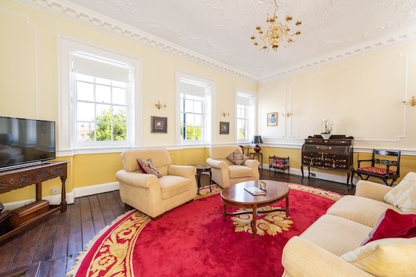 Spacious, comfortable, relaxing! Impressive stucco plasterwork on the ceiling...